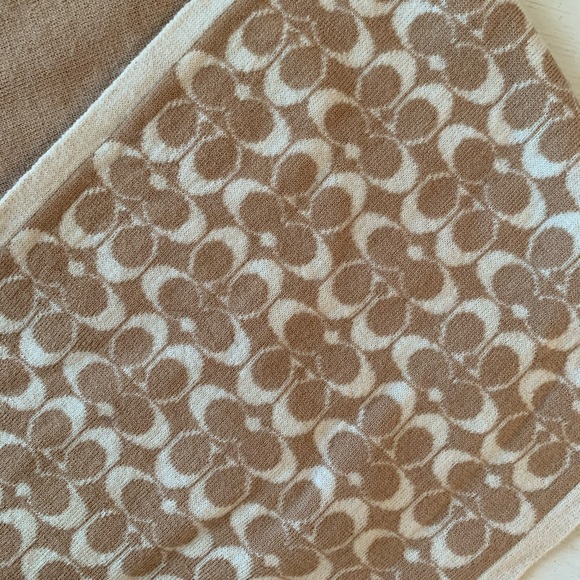 Coach tan and white Merino wool scarf - Picture 2 of 6